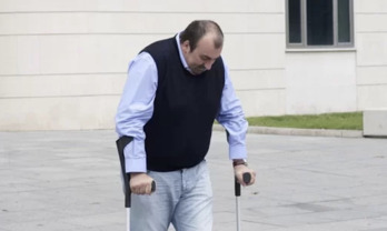 Koldo García Izaguirre, exedil del PSN en Uharte, saliendo del juicio en el que fue condenado en 2011 por dar una paliza a un menor. 