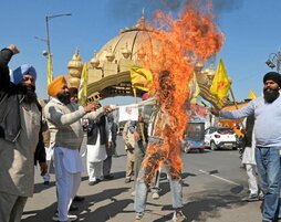 Campesinos queman en Amritsar un muñeco que representa al ministro de Interior.