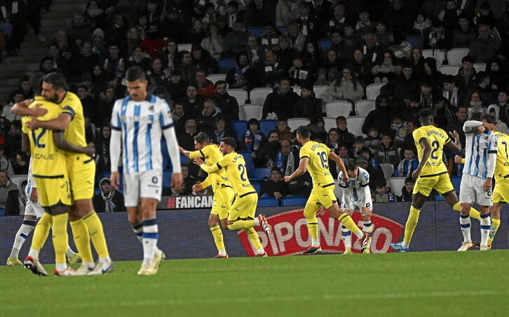 Los jugadores del Villarreal celebran uno de los dos goles de Santi Comesaña ante la decepción de los realistas.