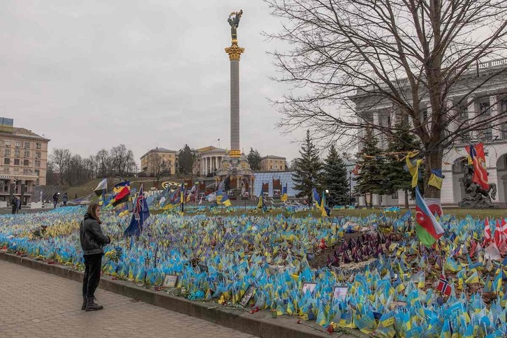 Jardín conmemorativo lleno de banderas en Kiev.