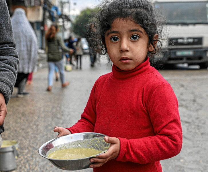 Una niña palestina, con un plato de sopa en Rafah.