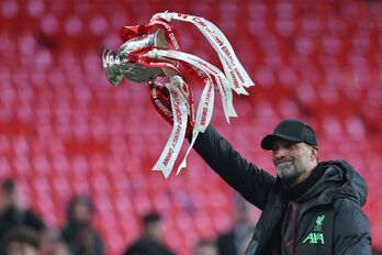 Jürgen Klopp, técnico del Liverpool, levanta la Carabao Cup.