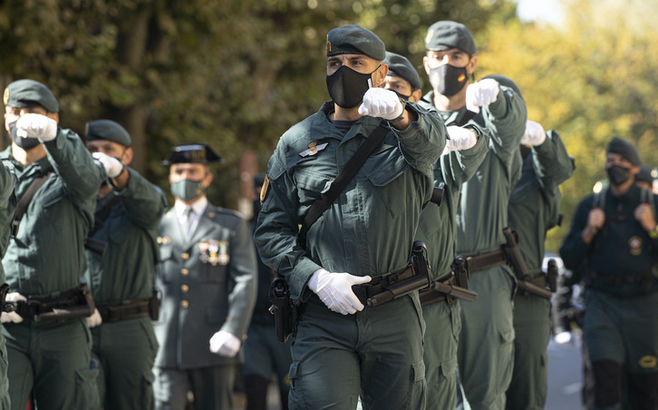 Guardias civiles, en un desfile en Iruñea el 12 de Octubre.