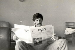 Txomin Iturbe, fotografiado en Argelia en 1986, leyendo un ejemplar de “Egin”.