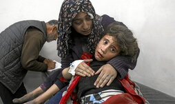 Una mujer abraza a una niña herida en un bombardeo israelí en Rafah.