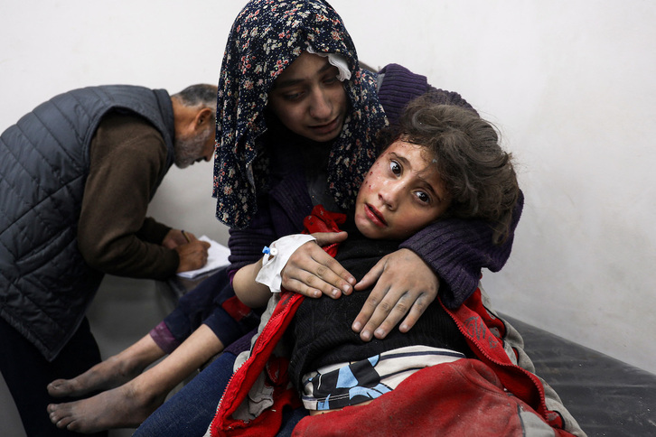 Una mujer abraza a una niña herida en un bombardeo israelí en Rafah.