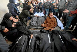 Palestinos lloran en el hospital Najjar ante los cuerpos de sus familiares muertos en los ataques israelíes contra el campo de refugiados de Rafah.