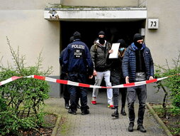 Policías de paisano salen del edificio donde detuvieron a Klette.