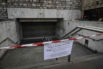 Un cartel anuncia la huelga en protesta por el accidente de hace un año en una estación de metro de Atenas.