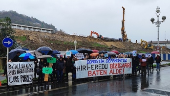Concentración de Donostia Defendatuz ante las obras de la sede del Basque Culinary Center en Manteo.
