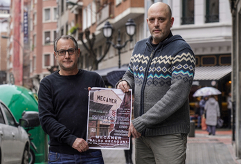 Pedro Gutiérrez y Juanmari Cruz, muestran un cartel de la manifestación del sábado en Urduliz.