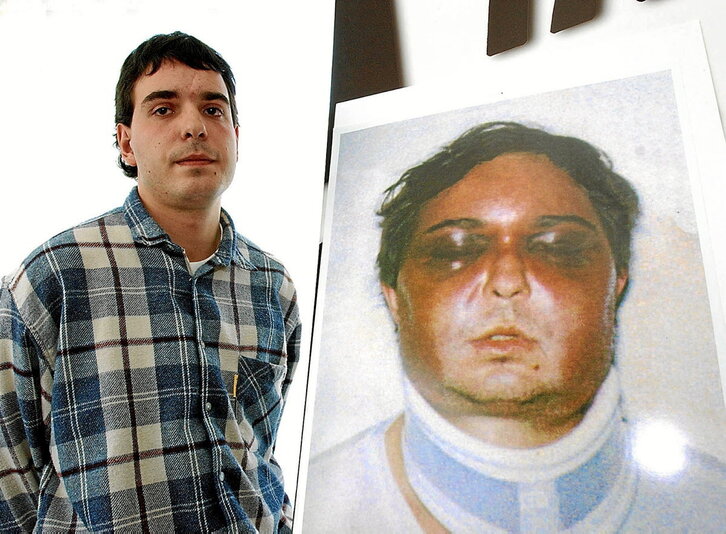 Unai Romano, junto a una foto suya tras su paso por comisaría, un caso que Fernando Grande-Marlaska no quiso investigar.
