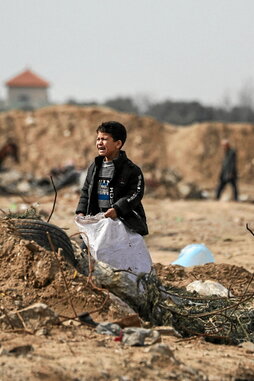 Un niño busca entre basuras en Maghazi.