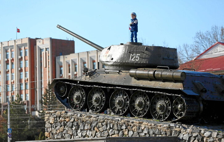 Tanque de la era soviética, expuesto junto al Parlamento de Tiraspol.