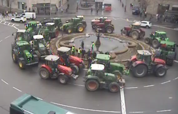 Los tractores, en la rotanda de la plaza de Merindades de Iruñea.