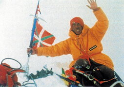 Sobre estas líneas, de izquierda a derecha: el sherpa Pasang Temba en la cima del Everest, fotografiado por Martín Zabaleta; Kortabarria e Iribar portan la ikurriña en Atotxa en 1976; e instantánea de José Miguel Etxeberria “Naparra”.