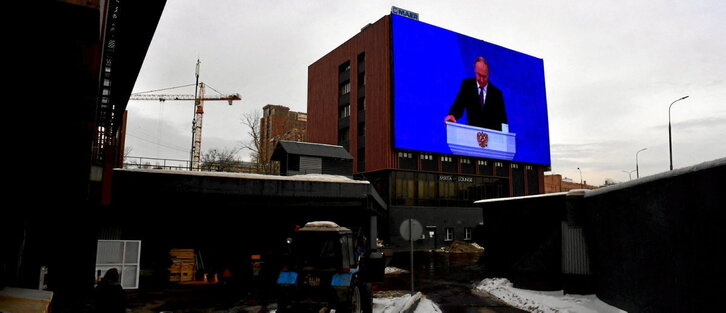 Discurso sobre el estado de la nación del presidente ruso, televisado en pantallas gigantes en Moscú.