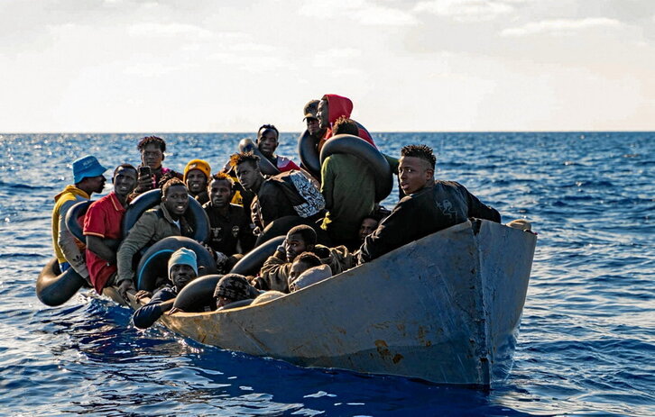 Una embarcación con personas migrantes, en el Mediterráneo.