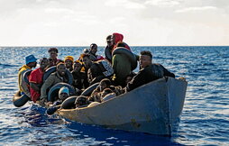 Una embarcación con personas migrantes, en el Mediterráneo.