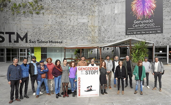 Una nutrida respresentación de creadores y artistas presentaron en Donostia la iniciativa «Kulturatik. Genozidioa stop!».