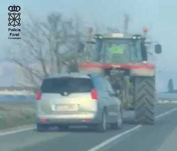 Captura del vídeo del tractor que impedía adelantar a un coche en Azkoien.