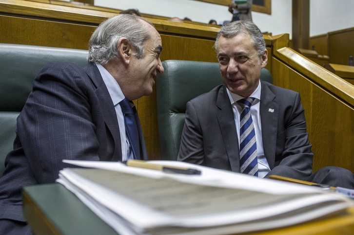 Iñaki Arriola junto a Iñigo Urkullu en el Parlamento de Gasteiz.