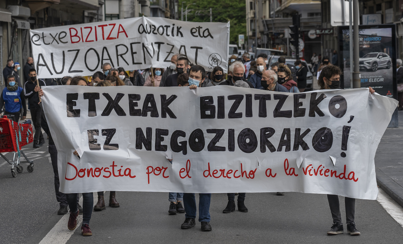 Imagen de archivo de una manifestaci&oacute;n por el derecho a la vivienda en Donostia. (Andoni CANELLADA/FOKU)