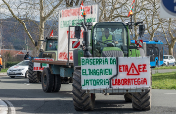 Donostia Donostia erdialdea zeharkatu duten ehunka nekazarietako bat bere traktorearekin.