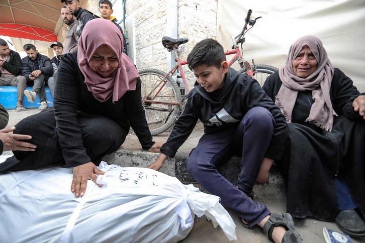 Palestinos lloran a un familiar muerto en un bombardeo israelí en Deir al-Balah