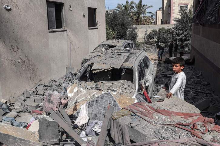 Un niño palestino observa la destrucción causada por un bombardeo israelí en Rafah.