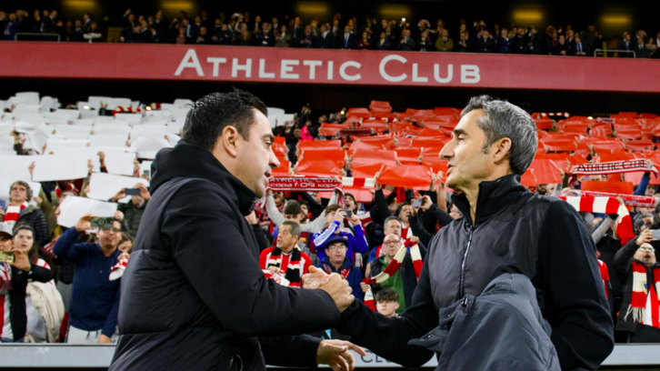 Xavi y Valverde se saludan en la previa del partido de Copa de hace unas semanas en San Mamés.