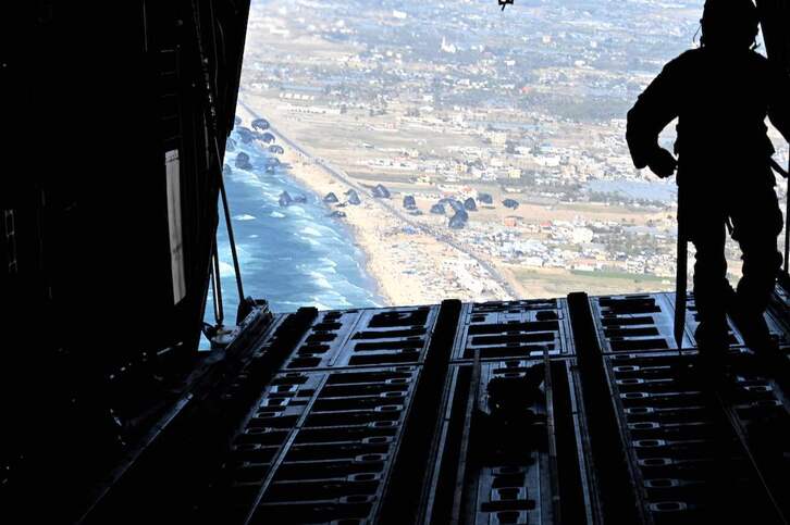 Imagen difundida por el Departamento de Defensa de EEUU del lanzamiento de ayuda sobre Gaza desde un avión militar.