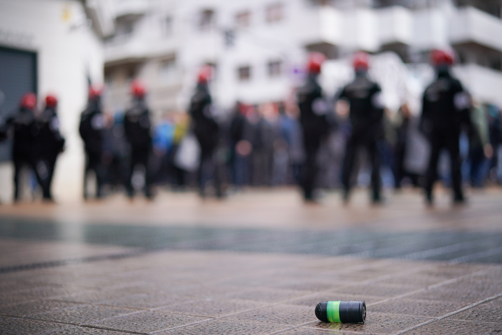 La Ertzaintza cargó contra la manifestación, deteniendo a cuatro personas y disparando proyectiles de foam.