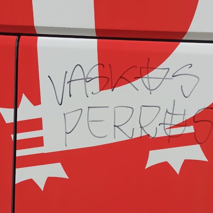 Una de las pintadas que los aficionados fascistas del Zaragoza han dibujado en el autobús de Amorebieta.