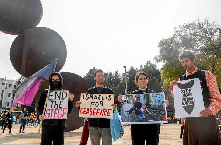 Protesta en Tel Aviv contra la guerra en Gaza y para exigir un alto el fuego inmediato.