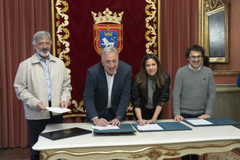 Koldo Martínez, Joseba Asiron, Marina Curiel y Txema Mauleón han firmado el acuerdo presupuestario.