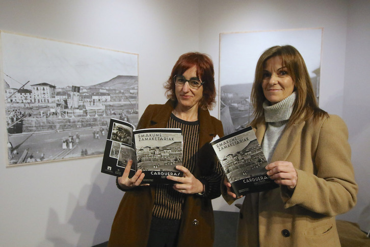 Las historiadoras Amaia Apraíz Sahagún y María Romano Vallejo muestran el libro que han realizado sobre las cargueras.