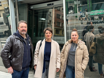 Bernar Lemos, Aizpea Otaegi y Maite Gartzia, este lunes en la Delegación de Salud de Lakua en Bilbo.