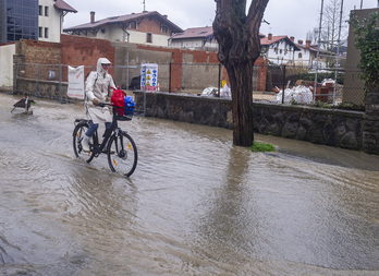 El mes ha concluido con pequeñas inundaciones, como esta de Gasteiz.