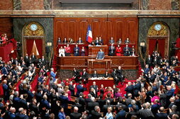 Diputados y senadores franceses aplauden tras la aprobación de la reforma.