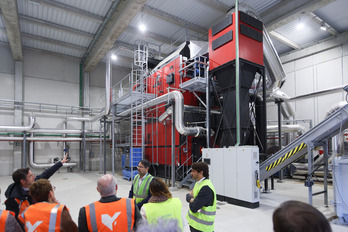 Imagen del interior de la central de calor alimentada con biomasa de la Txantrea.