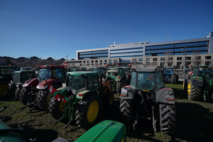 Decenas de tractores aparcados delante de las oficinas del Gobierno de Lakua.