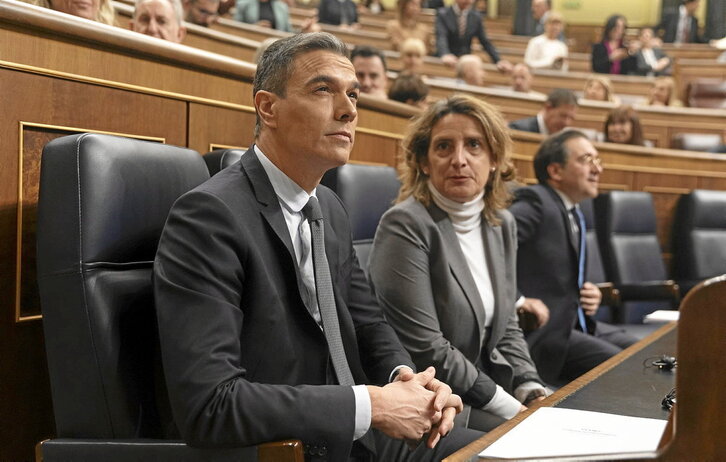 El presidente del Gobierno español, Pedro Sánchez, junto a su vicepresidenta tercera, Teresa Ribera.