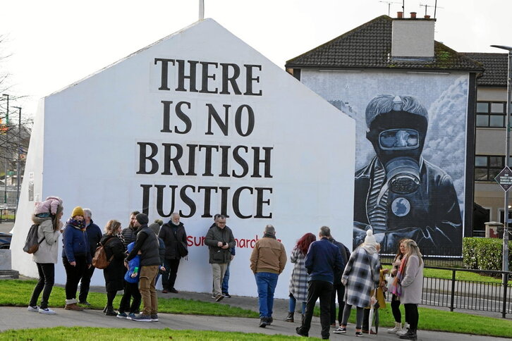 Una pintada en Derry, en enero de 2022, denunciando la falta de Justicia británica. Corresponde al 50 aniversario del Bloody Sunday,