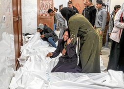 Miembros de la familia Al-Faqawi lloran a los 17 familiares muertos en Jan Yunis.