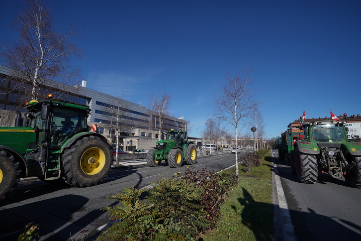 Tractores ante la sede del Ejecutivo autonómico, en Gasteiz.
