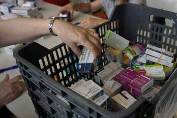 Una voluntaria clasifica los medicamentos que reparte gratis la Fundación Tzedaká.