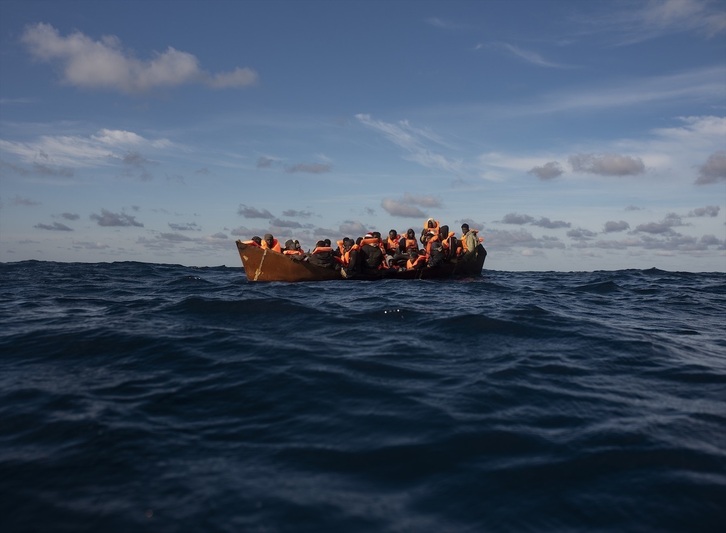 Una patera con migrantes en el Mediterráneo.