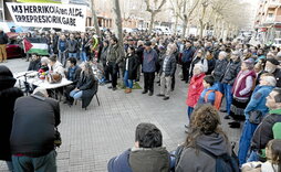 Decenas de personas participaron en la rueda de prensa ofrecida ayer en el barrio gasteiztarra de Zaramaga.
