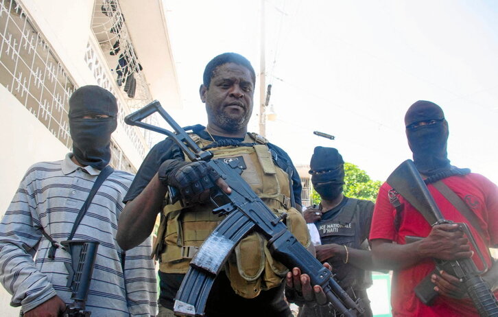 El poderoso líder de pandilla armada, Jimmy «Barbecue» Cherisier, y sus hombres, en una rueda de prensa en Puerto Príncipe.